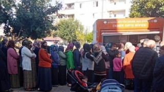 Hayırsever iş adamı halka 300 bin ekmek dağıttı