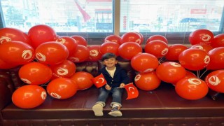 Hediye bayrak ve balonlar ilgi gördü