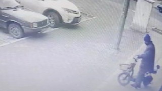 Hırsızın rahatlığı kamerada: Bisikletler kendininmiş gibi çalıp gitti