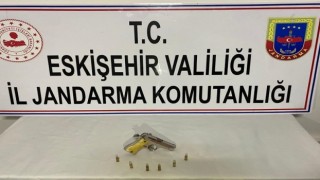 Hırsızlık şüphelisinin evinde ruhsatsız tabanca ele geçirildi