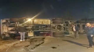Hurda yüklü tır devrildi, kabinde sıkışan sürücü yaralandı