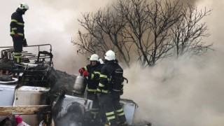 Hurdalık alandaki yangın rüzgârın etkisiyle etrafa yayıldı