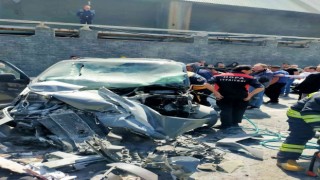 Hurdaya dönen araç içinde sıkışan sürücüyü ekipler kurtardı