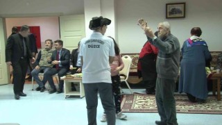 Huzurevi sakinlerine çiğ köfteli eğlence