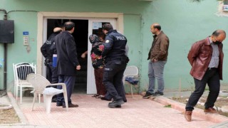İcra yoluyla çocuğunu almaya gelen kadın, gazetecilere tepki gösterdi