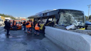 İETT otobüsü gişe betonlarına çarptı: Faciadan dönüldü