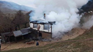 İftar vakti çıkan yangında iki katlı ahşap ev küle döndü