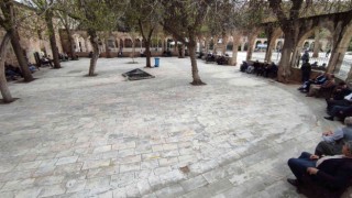 İftar vaktini cami avlusunda bekliyorlar