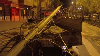 Iğdırda rögar kapağına vuran kamyonet daha sonra elektrik direğine çarptı