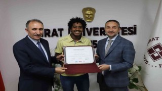 İhracat Elçileri Programında başarılı olan yabancı uyruklu öğrencilere sertifikaları verildi