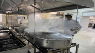 İhtiyaç sahibi ailelerin iftarlıkları dev kazanlarda böyle hazırlanıyor