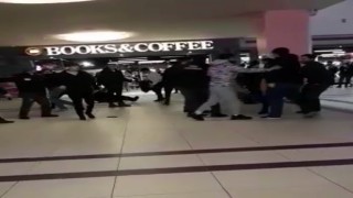İki grup birbirine girdi, alışveriş merkezi savaş alanına döndü