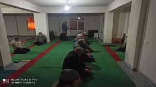 İnşaatı devam eden Balçıkhisar köy camisinde ilk teravih namazı kılındı
