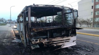 İşçi taşıyan seyir halindeki minibüs alev alev yandı