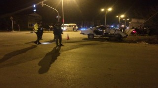 Işık ihlali yapan kamyon otomobili hurdaya çevirdi