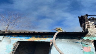 Isınmak için girdiği binayı yaktı