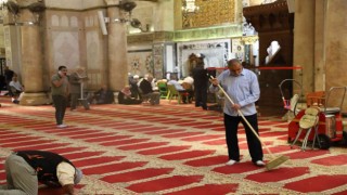 İsrail güçlerinin saldırıları sonrası Mescid-i Aksada temizlik yapıldı