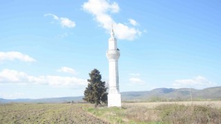 Issızlığın ortasında camisiz minare