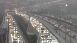 İstanbul güne yağmurla uyandı, trafik yüzde 51e ulaştı