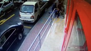 İstanbulda dehşet anları kamerada: Bıçaklanan adam paletle kendini korumaya çalıştı