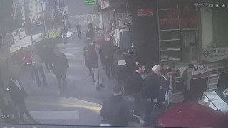 İstanbulda dehşet anları kamerada: Fren yerine gaza basınca iki gence çarptı