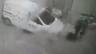 İstanbulda feci kazalar kamerada: Çöp konteynırı hayatını kurtardı