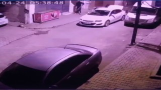 İstanbulda hırsızların şoke olduğu soygun girişimi kamerada: Balkondan süpürge fırlattı