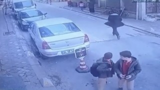 İstanbulda sokak ortasında sopalı dehşet: Çocuklarının gözü önünde öldüresiye dövüp bayılttı