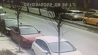 İstanbulda trafikte korku dolu anlar: Çocuklu kadına aracın önünü kesip dehşeti yaşattı