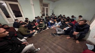 İstanbulda umuda yolculuk başlamadan bitti: Polis 37 göçmeni evde bavullarıyla yakaladı