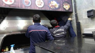 İstiklal Caddesinde bir restoranın bacasına kedi girdi