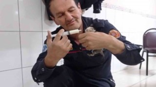 İtfaiye ekipleri kurtardıkları 3 yavru kediyi elleriyle besledi