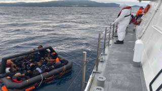 İzmir açıklarında 48 düzensiz göçmen yakalandı