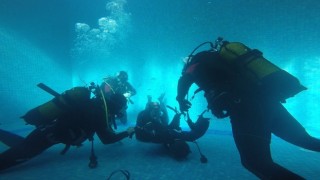 İzmir itfaiyesinin kurbağa adamları suda hayat kurtaracak