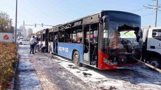 İzmirde belediye otobüsü alevlere teslim oldu