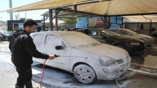 İzmirde çamur yağdı; oto yıkamacılarda yoğunluk yaşandı