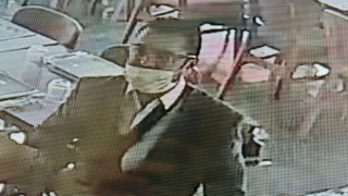 İzmirde film gibi hırsızlık: Tuvalete diye gitti, lüks otomobili çaldı
