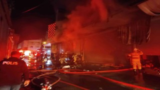 İzmirde Gıda Çarşısında yangın paniği: 3 iş yerinde hasar meydana geldi