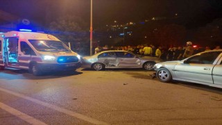İzmirde iki otomobil çarpıştı: 2si çocuk 6 yaralı