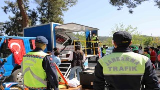 İzmirde jandarma ekiplerinden öğrencilere trafik eğitim semineri