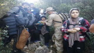 İzmirde jandarmadan göçmen operasyonu: 12 insan kaçakçısı yakalandı