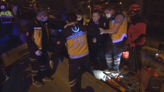 İzmirde sıkıştırılan araç ağaca çarptı: 2 yaralı