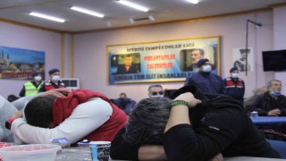İzmir'in Kolpaçino kumarhanesine baskın...Jandarmayı gören masanın altına gizlendi