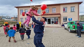 Jandarma ekipleri 23 Nisanda çocukları sevindirdi
