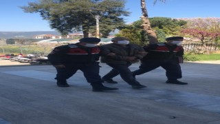 Jandarma ekipleri, aranan şahısları kıskıvrak yakaladı