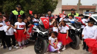 Jandarma ekipleri ilkokul öğrencilerinin bayramını kutladı