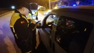 Jandarma ekiplerinin denetiminde 3 araç trafikten men edildi