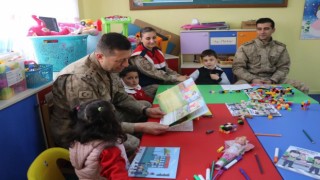 Jandarma Komutanı Altın öğrencilere masal okudu