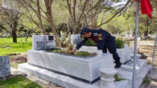 Jandarma şehitlikleri temizledi, bayrakları yeniledi