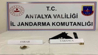 Jandarma tehdit olayı için gittiği evde uyuşturucu ve silah buldu